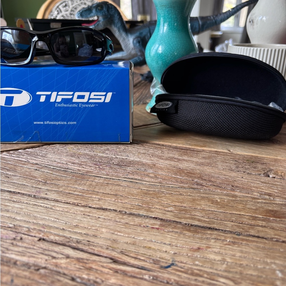 Tifosi Black Sunglasses - Picture 4 of 6